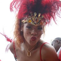 Rihanna besa a la cámara en el Barbados Kadooment Day Parade