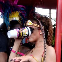 Rihanna bebiendo en el Barbados Kadooment Day Parade