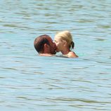 Naomi Watts y Liev Schreiber besándose en el mar