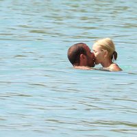 Naomi Watts y Liev Schreiber besándose en el mar