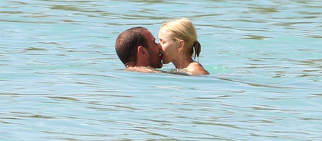 Naomi Watts y Liev Schreiber besándose en el mar