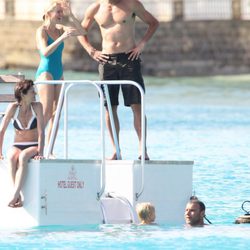 Naomi Watts, Liev Schreiber y su hijo Samuel Kai en Barbados