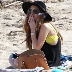 Lindsay Lohan sentada en su toalla en las playas de Malibú