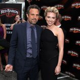 Mark Ruffalo y Scarlett Johansson en la premiere de 'Los Vengadores' en Los Angeles