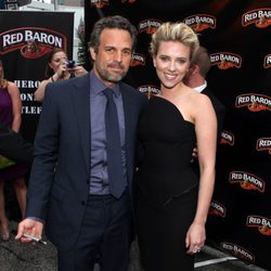 Mark Ruffalo y Scarlett Johansson en la premiere de 'Los Vengadores' en Los Angeles