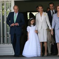 Los Reyes, la Infanta Elena y Jaime de Marichalar y sus hijos en la comunión de Victoria Federica