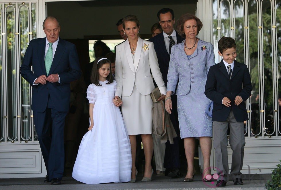 Los Reyes, la Infanta Elena y Jaime de Marichalar y sus hijos en la comunión de Victoria Federica