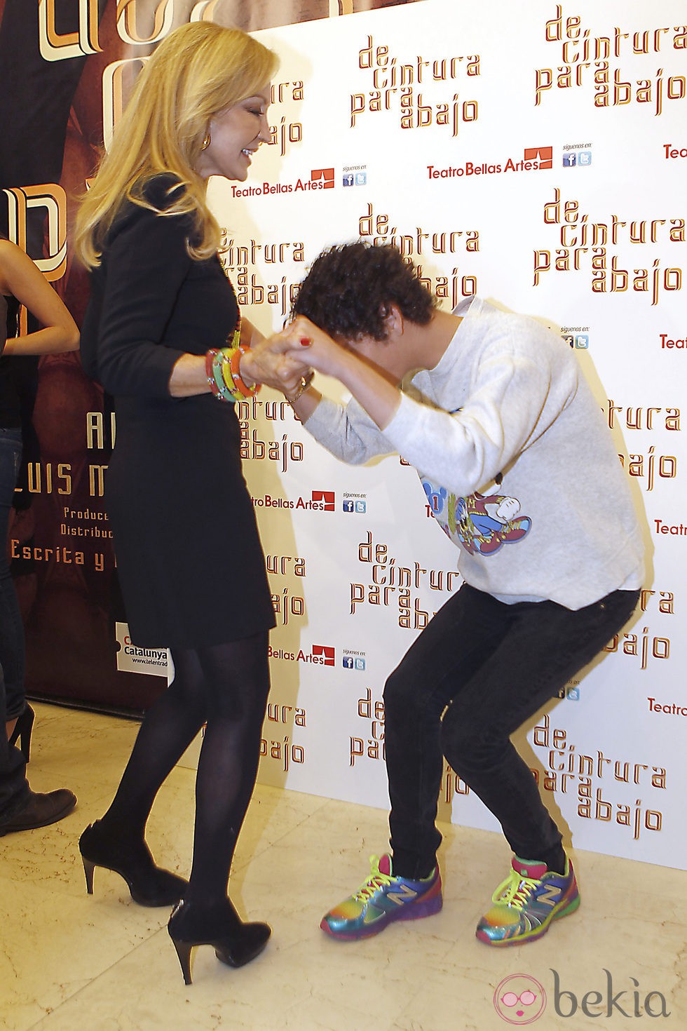 Eduardo Casanova hace una reverencia a Carmen Lomana en el estreno de 'De cintura para abajo'