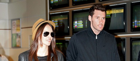 Helen Lindes y Rudy Fernández en el aeropuerto de Madrid