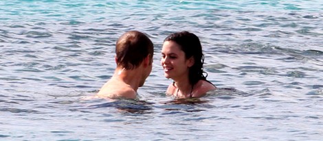 Rachel Bilson y Hayden Christensen arrumacos en el agua