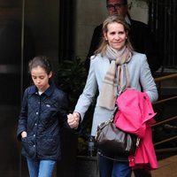 La Infanta Elena y Victoria Federica saliendo del Hospital San José de Madrid