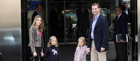 El Príncipe Felipe, Letizia y las infantas Leonor y Sofía visitan al Rey