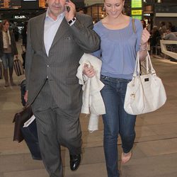 María Jesús Ruiz con su novio José María Gil en la estación del AVE de Sevilla