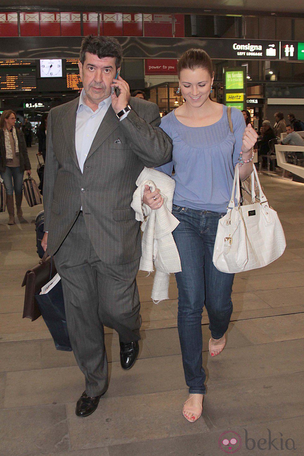 María Jesús Ruiz con su novio José María Gil en la estación del AVE de Sevilla