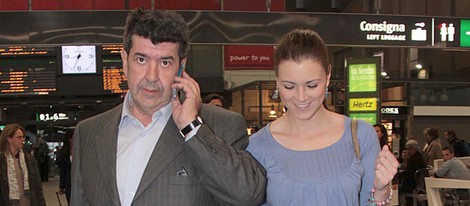 María Jesús Ruiz con su novio José María Gil en la estación del AVE de Sevilla