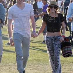 Emma Roberts y Chord Overstreet en el Festival Coachella