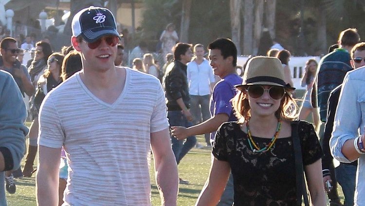 Emma Roberts y Chord Overstreet en el Festival Coachella