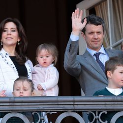 Federico y Mary de Dinamarca junto a sus cuatro hijos en el balcón de Palacio