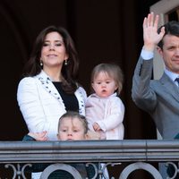 Federico y Mary de Dinamarca junto a sus cuatro hijos en el balcón de Palacio