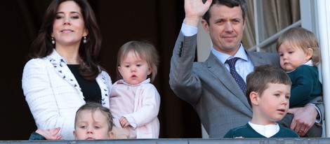 Federico y Mary de Dinamarca junto a sus cuatro hijos en el balcón de Palacio