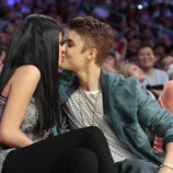 Selena Gomez y Justin Bieber besándose en un partido de Los Lakers