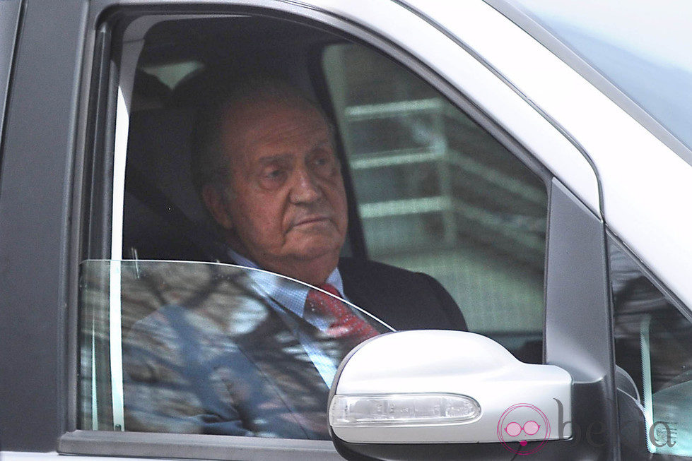 El Rey Juan Carlos sale del Hospital San José tras su operación de cadera