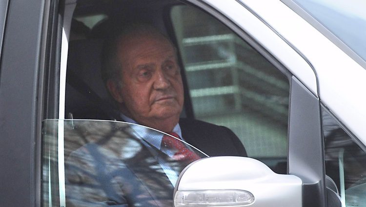 El Rey Juan Carlos sale del Hospital San José tras su operación de cadera