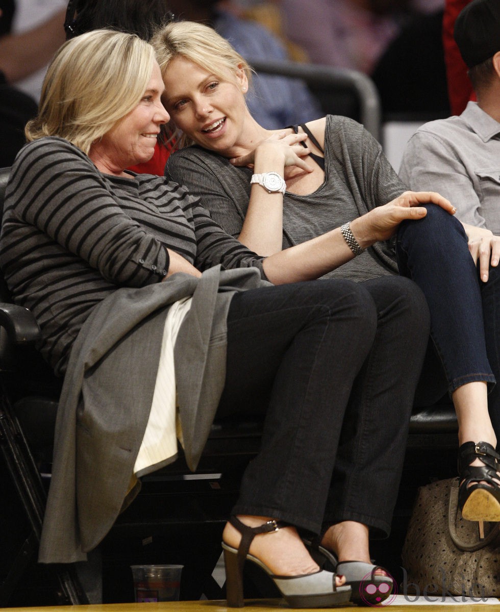 Charlize Theron durante un partido de baloncesto de Los Lakers