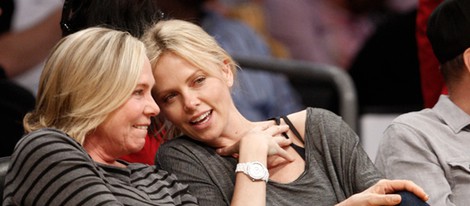 Charlize Theron durante un partido de baloncesto de Los Lakers