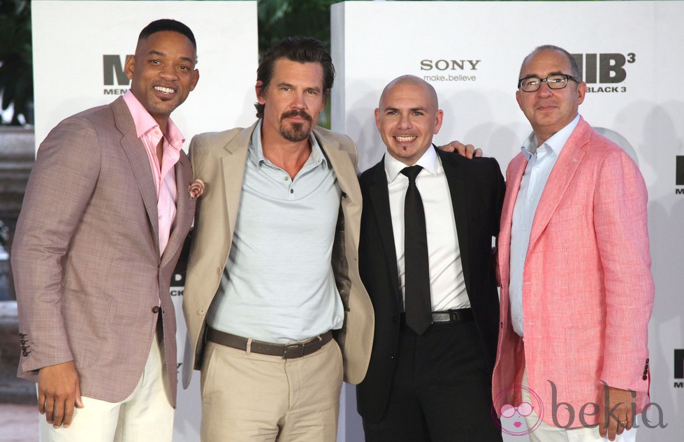 Will Smith, Josh Brolin, Pitbull y Barry Sonenfeld en la presentación de 'Men In Black 3' en México