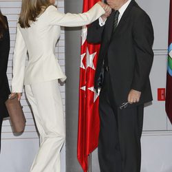 Iñaki Gabilondo besa la mano de la Princesa Letizia