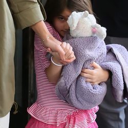 Suri Cruise se tapa con su manta favorita