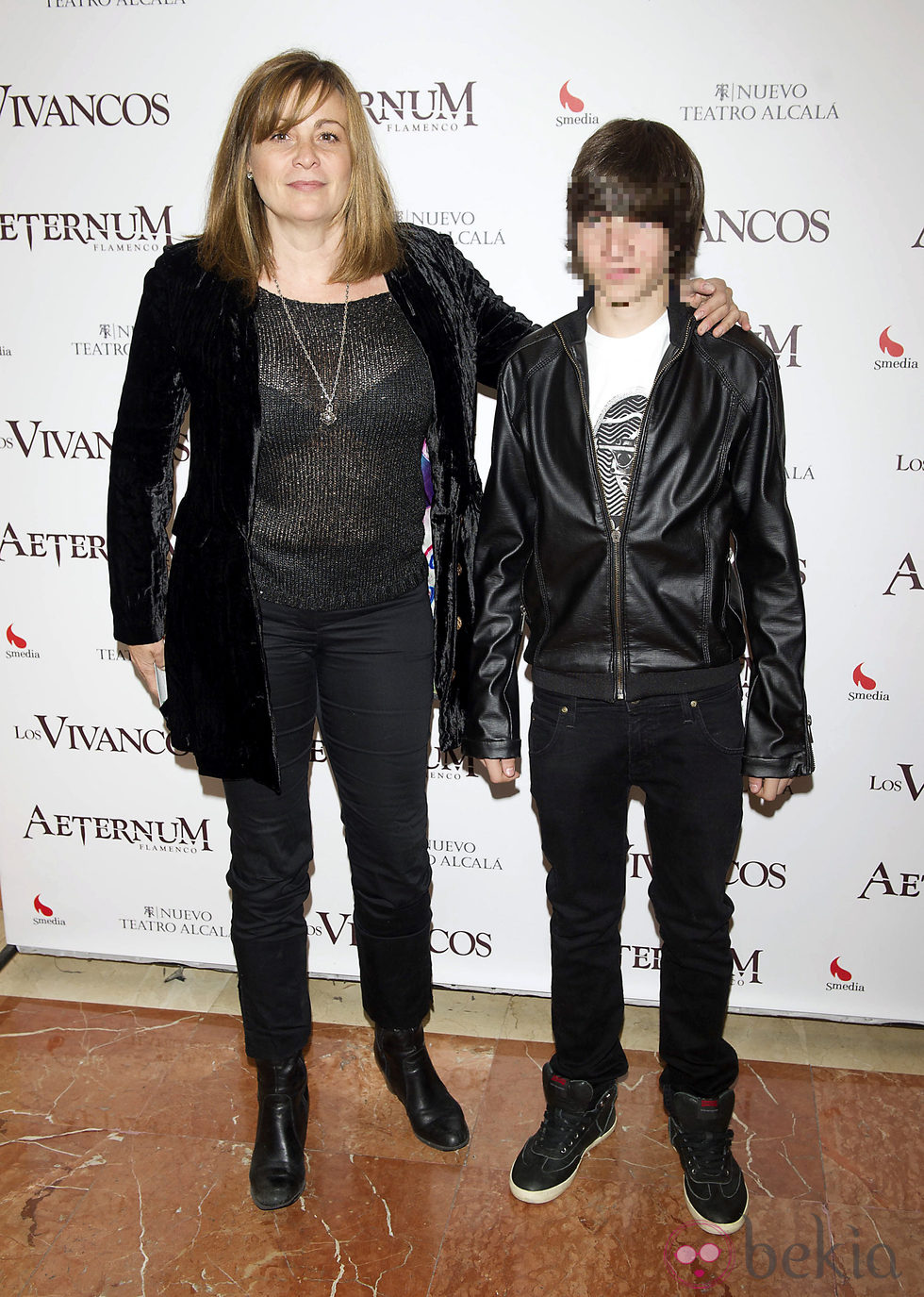 Marta Valverde con su hijo en el concierto de Los Vivancos