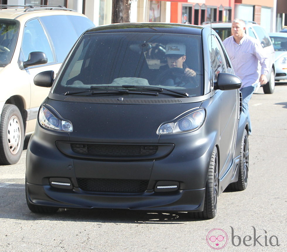 Justin Bieber conduciendo su Smart