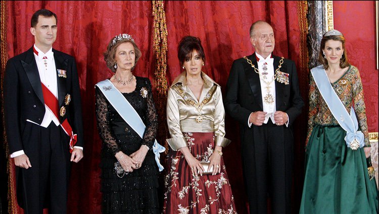 Cristina Kirchner con los Reyes de España y los Príncipes de Asturias