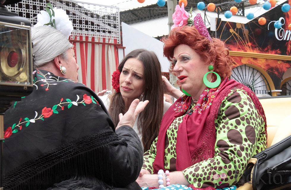 Eva González con Omaía y Antonia en la Feria de Mairena de Alcor