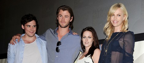 Sam Claflin, Chris Hemsworth, Kristen Stewart y Charlize Theron