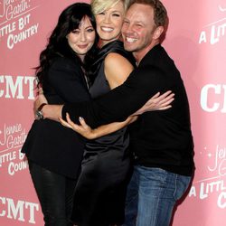 Jennifer Garth en su 40 cumpleaños junto con Shannen Doherty e Ian Ziering