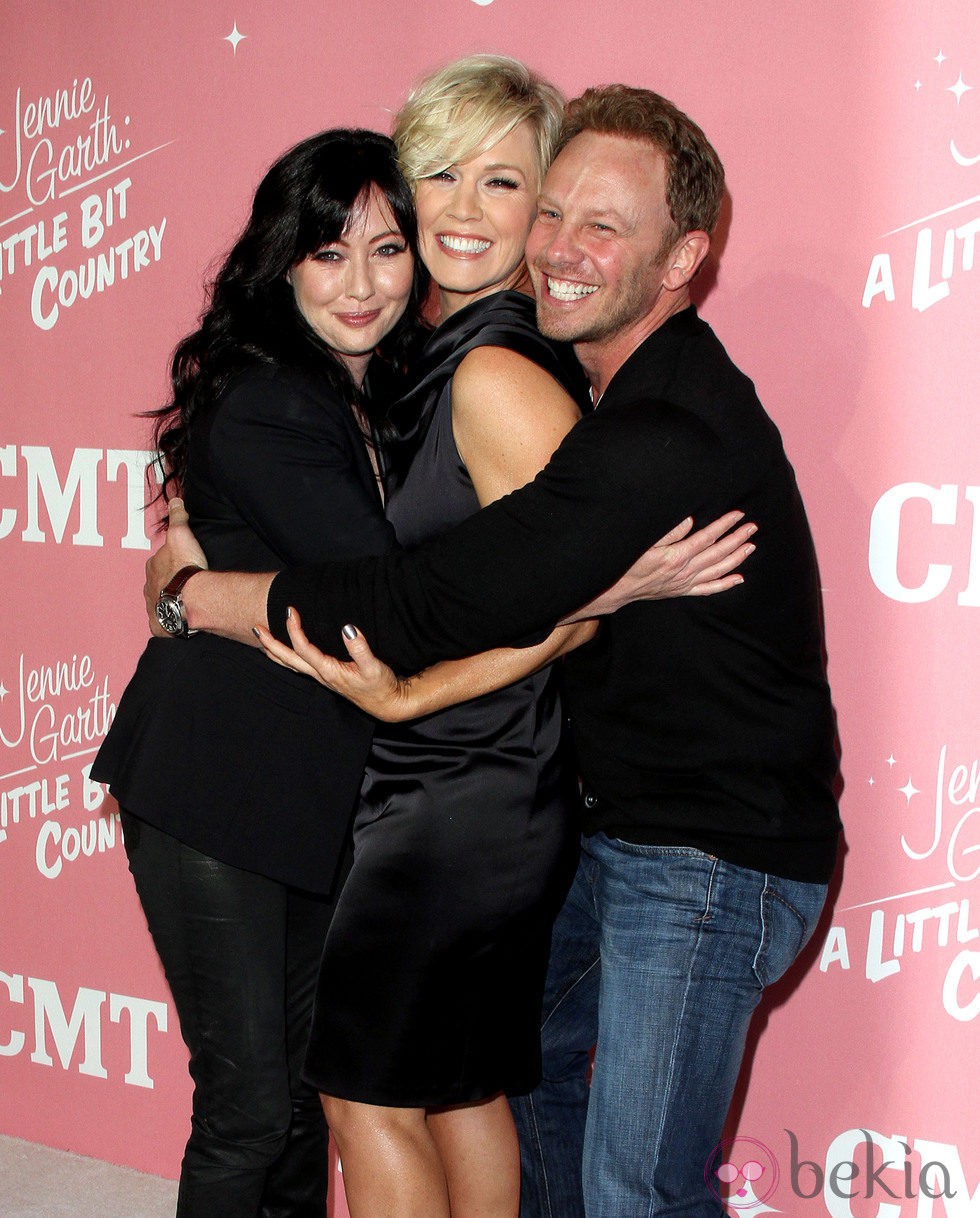 Jennifer Garth en su 40 cumpleaños junto con Shannen Doherty e Ian Ziering