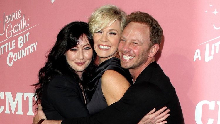 Jennifer Garth en su 40 cumpleaños junto con Shannen Doherty e Ian Ziering