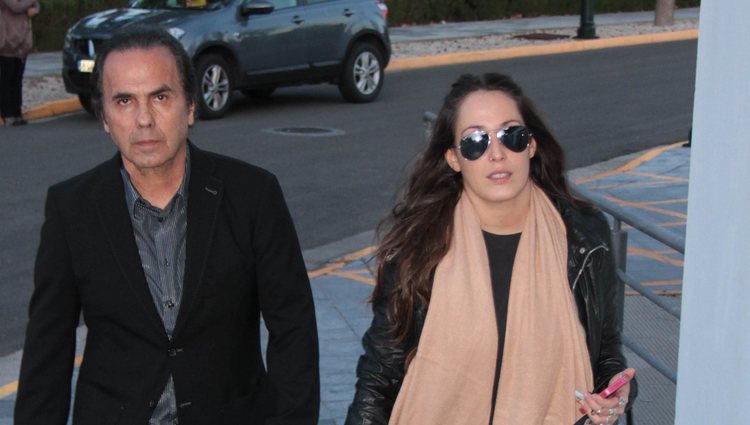 Malú y Pepe de Lucía en el funeral de la madre de Alejandro Sanz