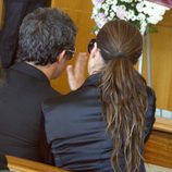 Raquel Perera consuela a Alejandro Sanz en el funeral de su madre