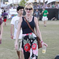 Melanie Griffith bebiendo y fumando en el Festival Coachella