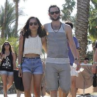 Penn Badgley y su pareja Zoe Kravitz en el Festival Coachella 2012