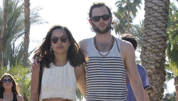 Penn Badgley y su pareja Zoe Kravitz en el Festival Coachella 2012