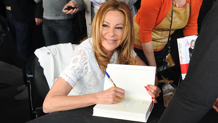 Ana Obregón firmando ejemplares de su autobiografía el Día del Libro 2012