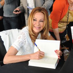 Ana Obregón firmando ejemplares de su autobiografía el Día del Libro 2012