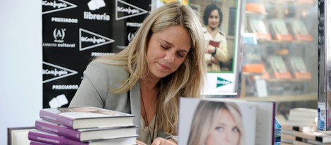 Isabel Sartorius firma ejemplares de su autobiografía el Día del Libro 2012