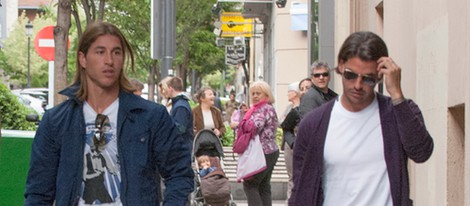 Sergio Ramos y su hermano René por las calles de Madrid