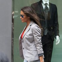 Lara Álvarez caminando por las calles de Madrid